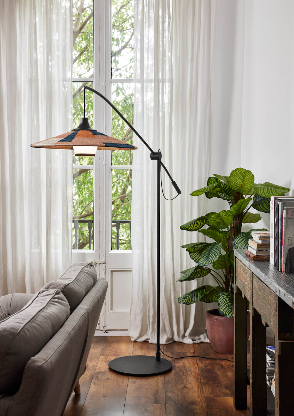 Lampadaire Parrot en fibre d’abaca au design naturel par Jette Scheib x Forestier